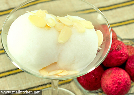 Kem trái vải dừa tươi